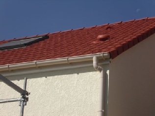 Réalisons le changement des gouttières PVC suite au ravalement et peinture de toiture.référence à TAVERNY, FRANCONVILLE, SAINT LEU LA FORET, SAINT PRIX.